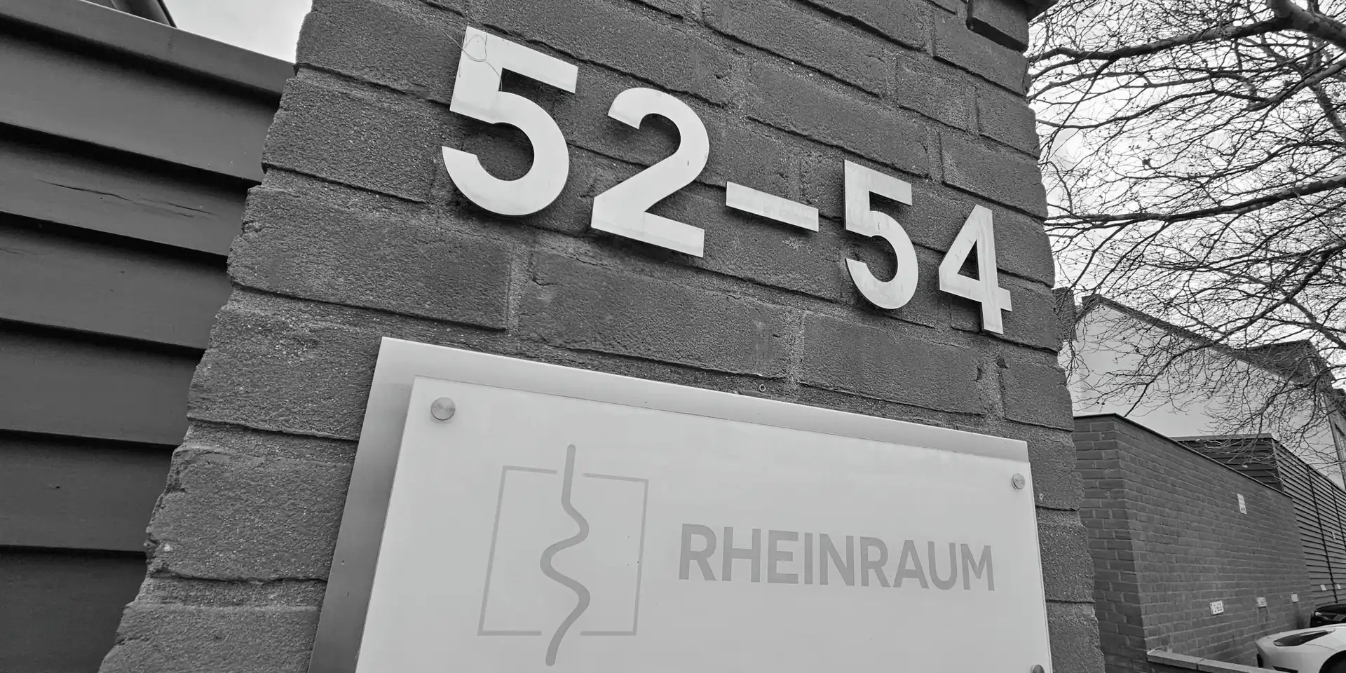 Rheinraum Firmenschild an Hauswand